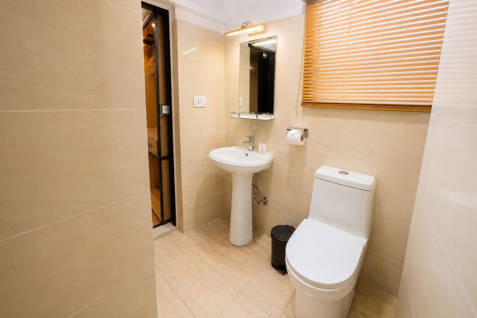 Deluxe Double Room | Bathroom | Shower, hydromassage showerhead, free toiletries