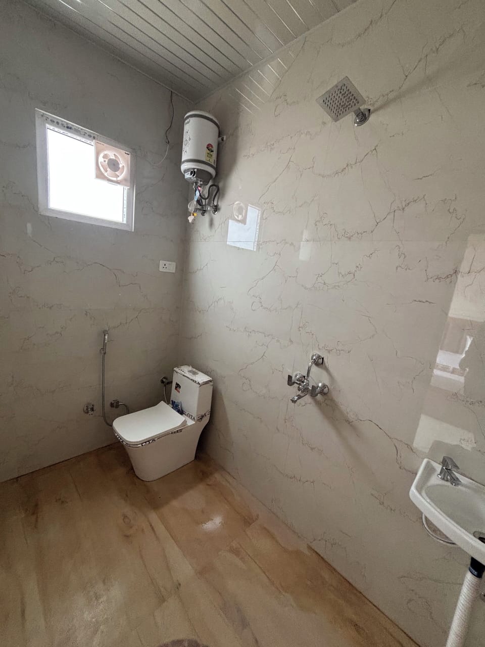 Comfort Double Room | Bathroom | Shower, slippers, towels, soap