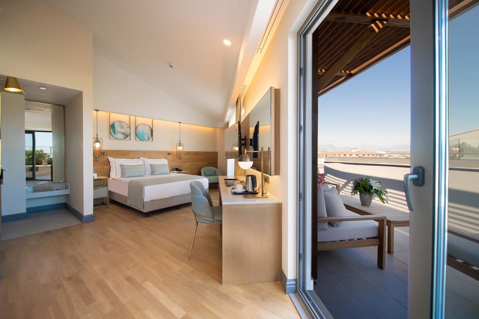 Deluxe Room with Terrace Jakuzzi | Minibar (free items), in-room safe, desk, laptop workspace