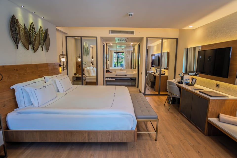 Deluxe Room with Private Garden | Minibar (free items), in-room safe, desk, laptop workspace