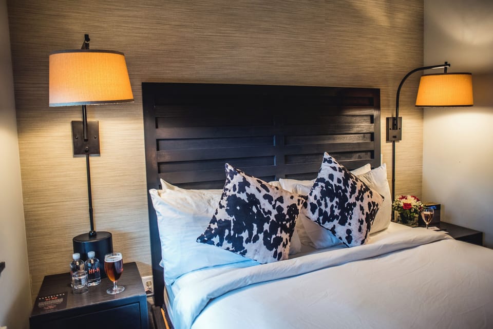 Executive Queen | Iron/ironing board, free WiFi, bed sheets