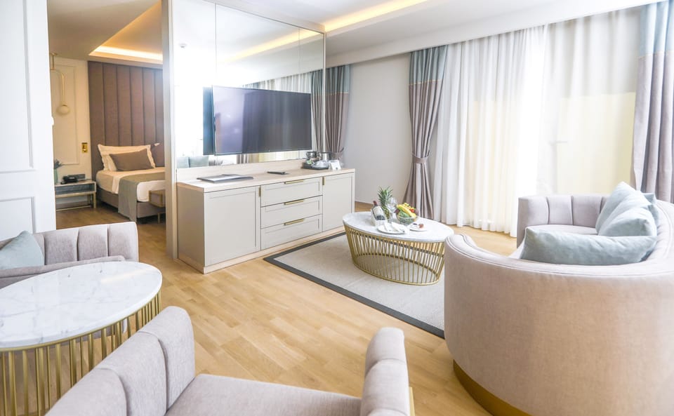 Honeymoon Room, 1 King Bed | Premium bedding, minibar, in-room safe, free WiFi