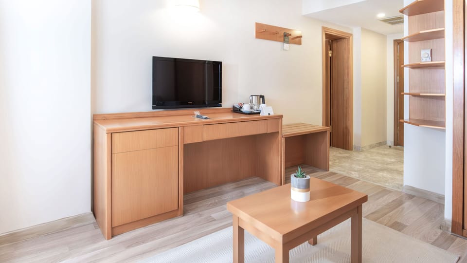 Family Suite | Premium bedding, minibar, in-room safe, free WiFi