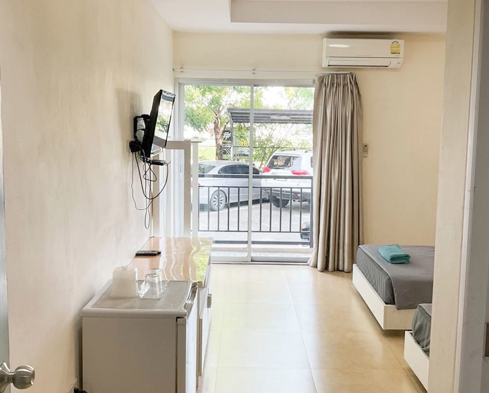Standard Twin Room | Desk, free WiFi, bed sheets