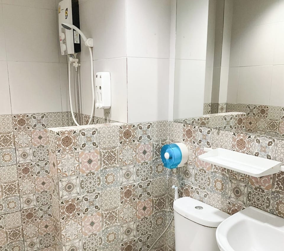 Shower, free toiletries, towels