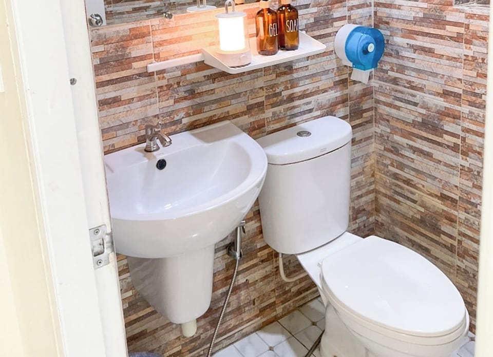 Shower, free toiletries, towels