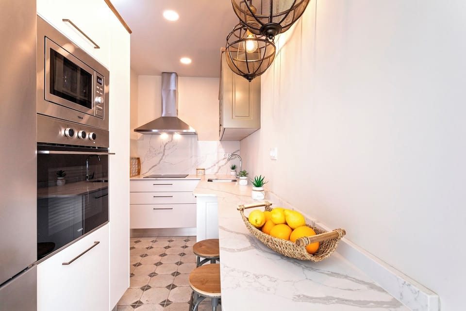 Apartment (5 Bedrooms) | Private kitchen | Fridge, microwave, oven, stovetop