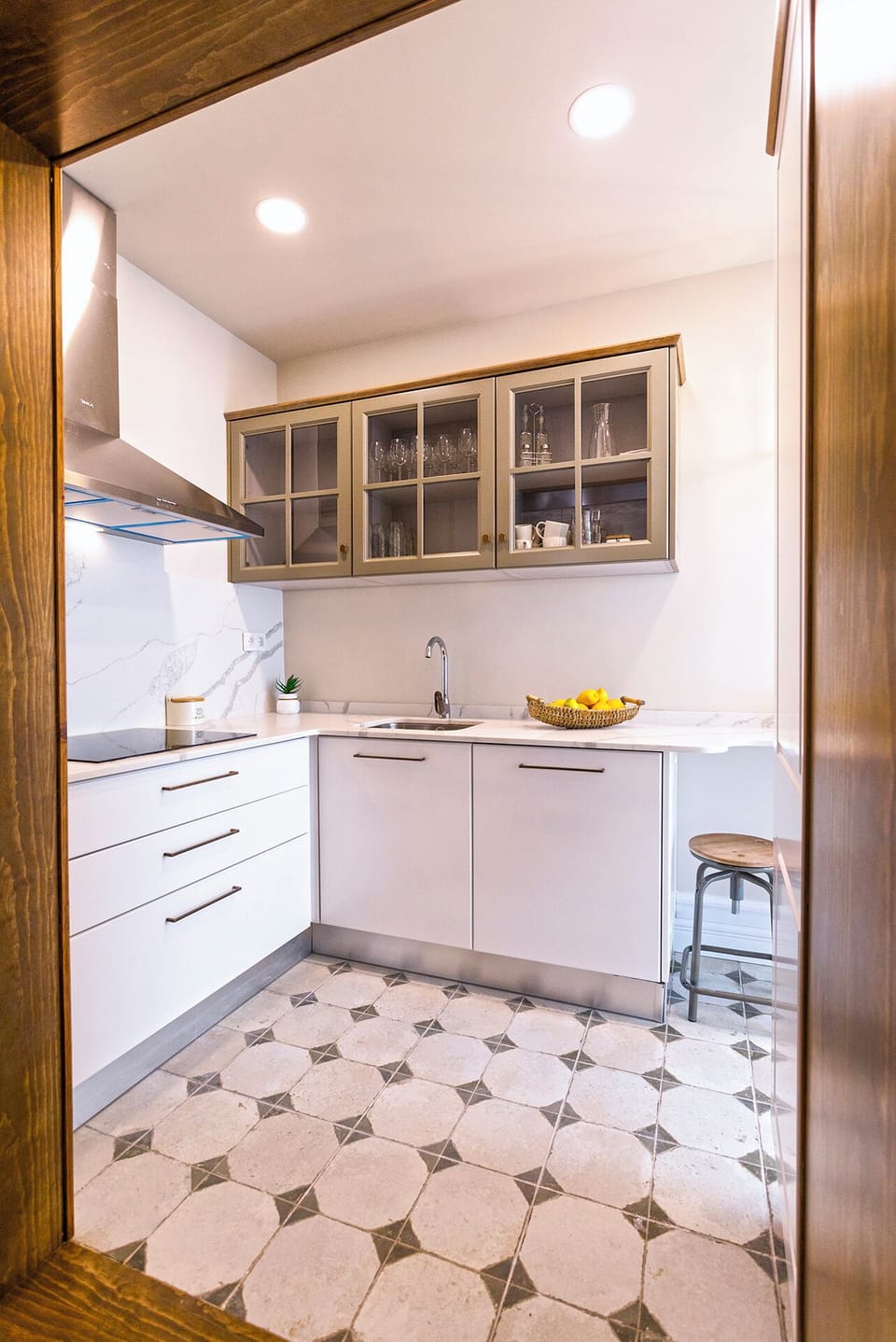 Apartment (5 Bedrooms) | Private kitchen | Fridge, microwave, oven, stovetop