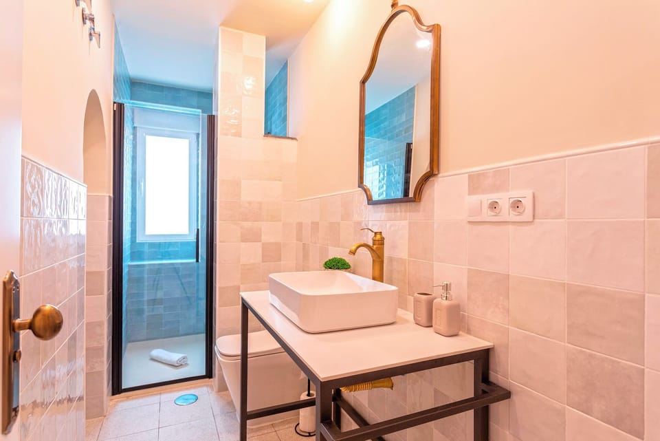 Wonderful 5-bedroom Apart in Granada. Recogidas II Apartment in Granada