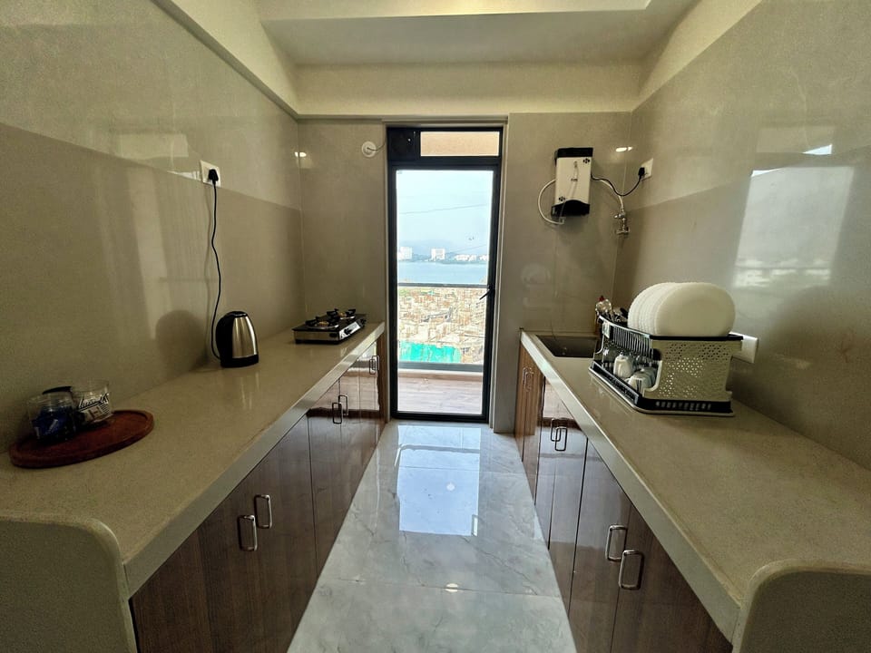 Deluxe Double Room, City View | Shared kitchen | Full-size fridge, microwave, oven, cookware/dishes/utensils