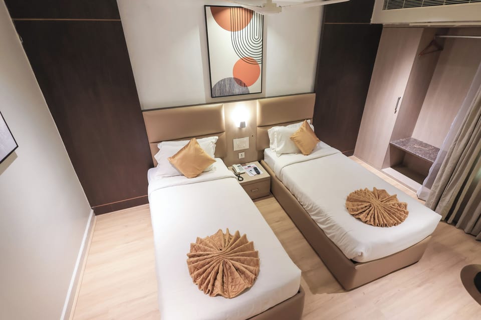 Premier Twin Room | Iron/ironing board (on request), WiFi (free)