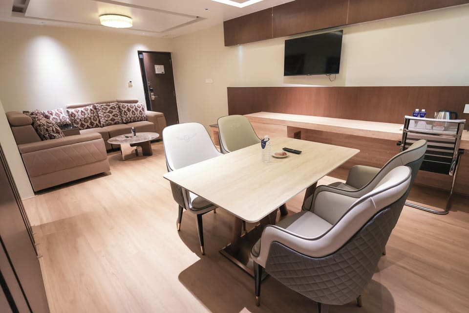 Royal Suite | Iron/ironing board (on request), WiFi (free)