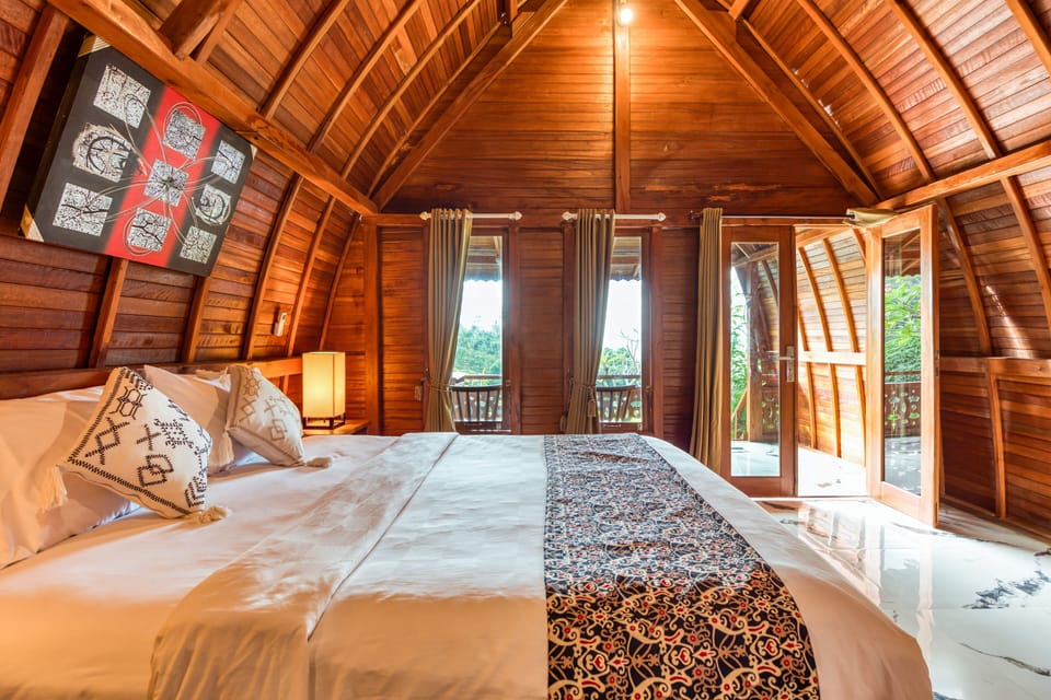 Deluxe Room, Balcony, Sea View | Minibar, desk, free WiFi