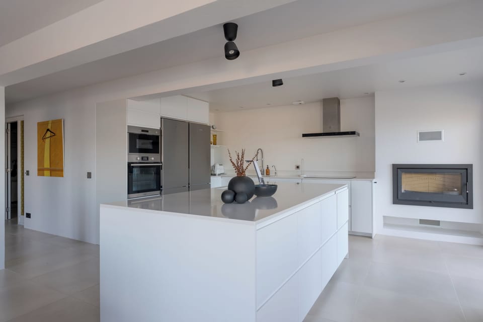 Deluxe Townhome, Private Pool, City View | Private kitchen | Full-size fridge, microwave, oven, stovetop