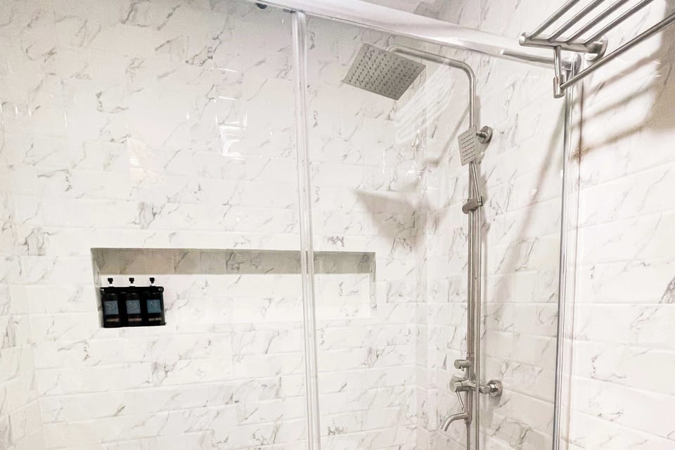 Superior Queen Room | Bathroom | Shower, free toiletries, towels, soap
