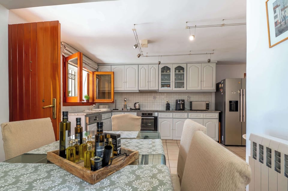 Airy Kitchen and Dining Corner with Traditional Touches