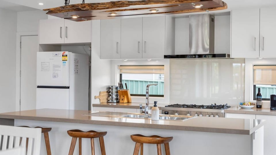 Bendigo Lakeside | Kitchen | Gas cooktop | Toaster | Dishwasher | Refrigerator