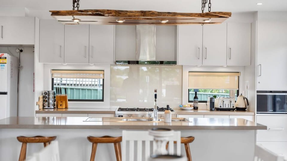 Bendigo Lakeside | Kitchen | Gas cooktop | Toaster | Dishwasher | Refrigerator