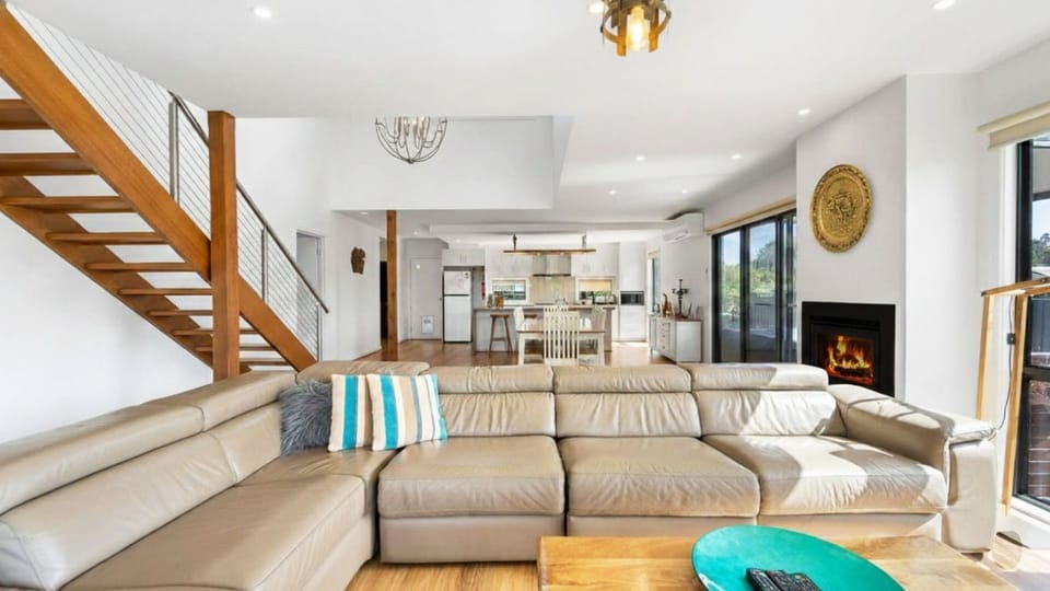 Bendigo Lakeside | Lounge room | Gas Fireplace | Airconditioning | TV