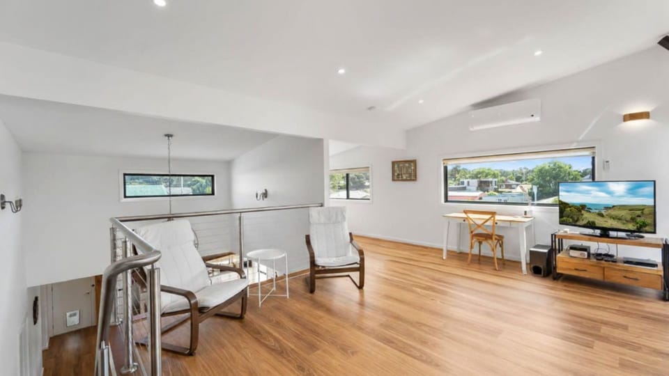Bendigo Lakeside | Upstairs sitting area | TV | work desk and chair | Air conditoning 