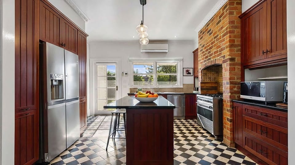 Charming Heritage Retreat | Kitchen | Dishwasher | Air conditioning | Microwave