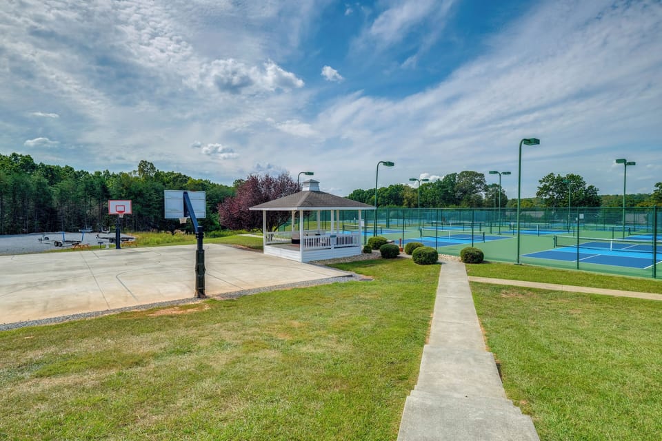 Getaway w/ Resort Perks at Smith Mountain Lake! Cottage in Smith Mountain Lake