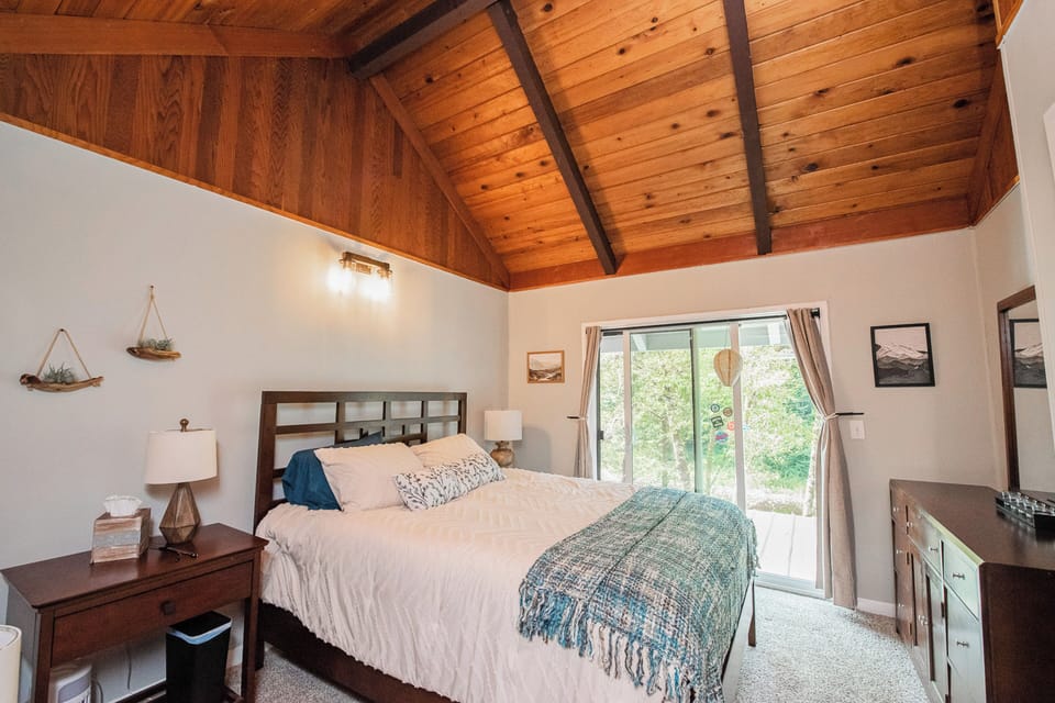 Scenic Views! Riverfront Kalama Home, Pets Welcome Cottage in Washington