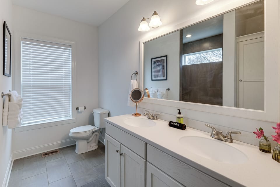 Hot Tub & Yard: 'temptation Stays' Home in Roanoke Cottage in Roanoke