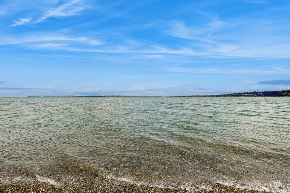 Hot Tub & Mtn Views: Lummi Island Home Near Beach Cottage in Lummi Island