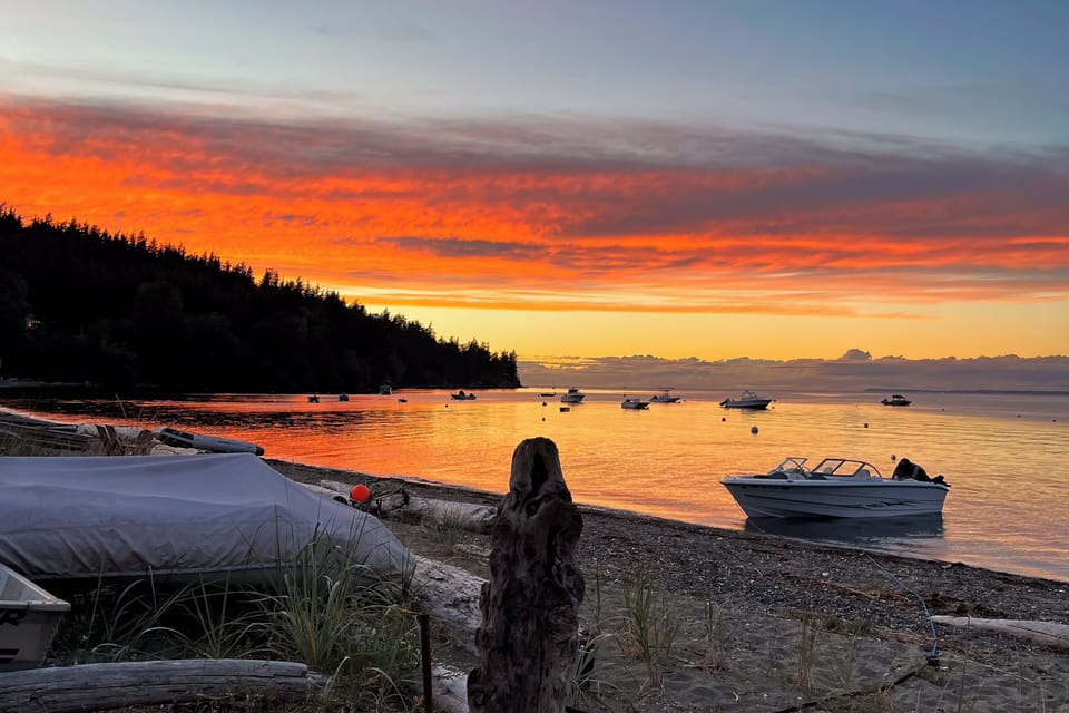 Hot Tub & Mtn Views: Lummi Island Home Near Beach Cottage in Lummi Island