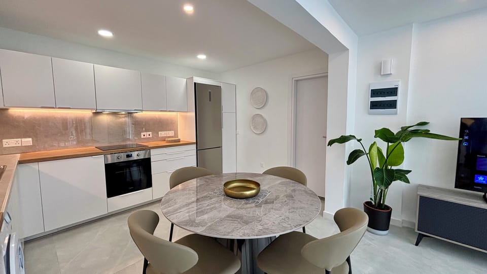 Deluxe Apartment, Garden View | Dining room