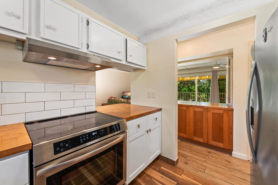 Condo, 2 Bedrooms | Private kitchen | Fridge, oven, coffee/tea maker, toaster
