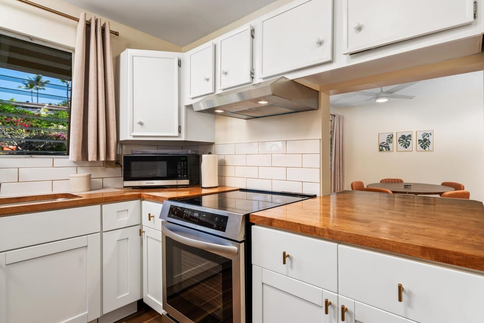 Condo, 2 Bedrooms | Private kitchen | Fridge, oven, coffee/tea maker, toaster