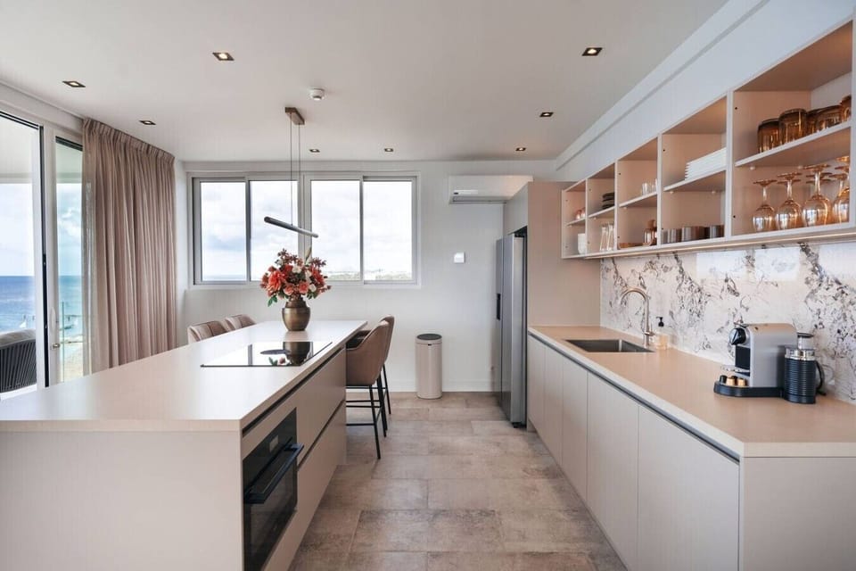 With a sleek, contemporary design, the kitchen comes fully equipped with state-of-the-art appliances, making it ideal for preparing anything from a simple breakfast or quick snack to a gourmet 3-course dinner.