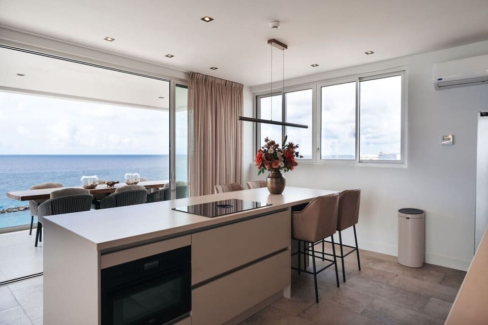 Cozy up on the couch or sip coffee at the counter—either way, you’ve got front-row seats to the ocean.