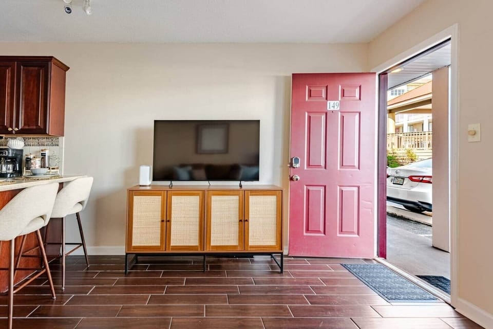 Entry way into living room. 
