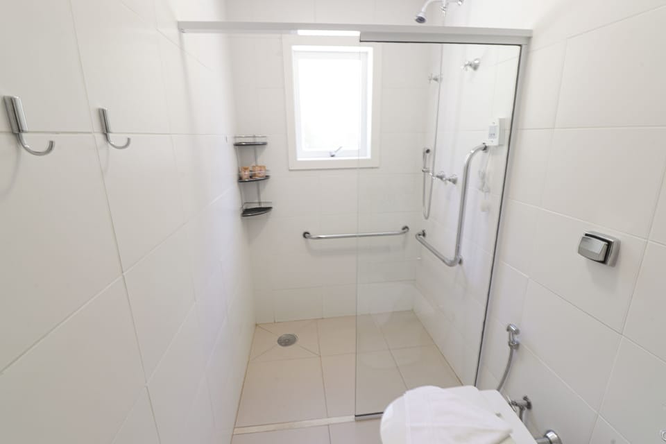 Shower, rainfall showerhead, free toiletries, hair dryer