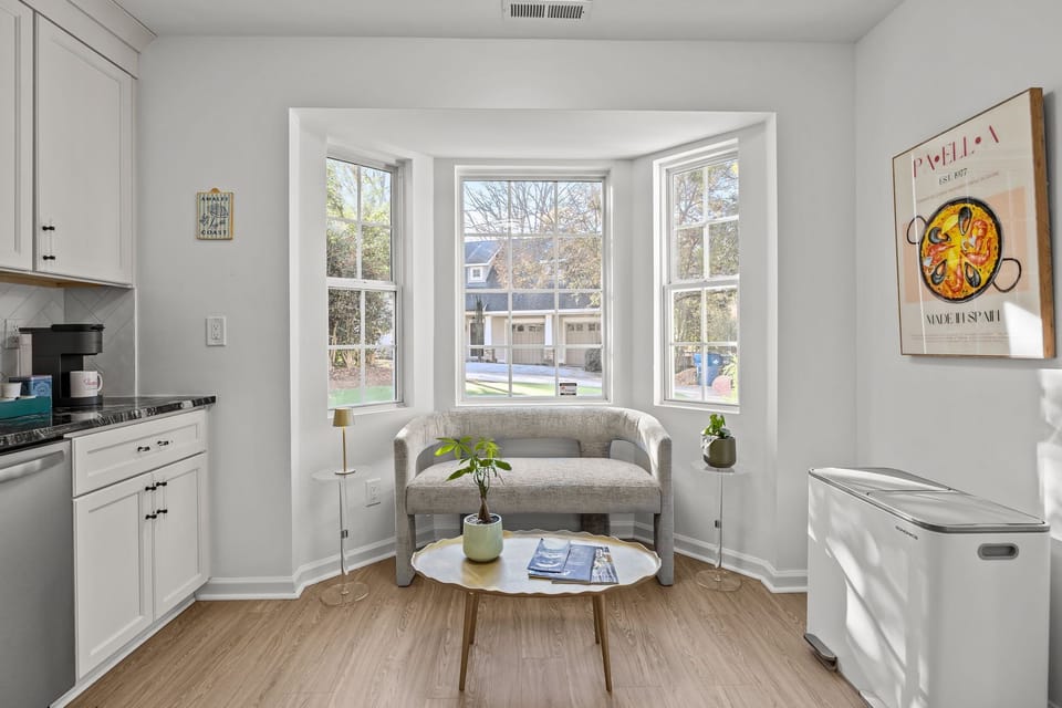 Kitchen: Seating Area