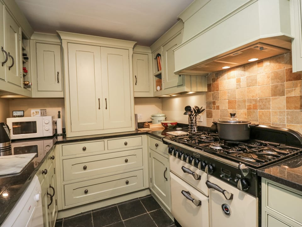 Dishwasher, cookware/dishes/utensils