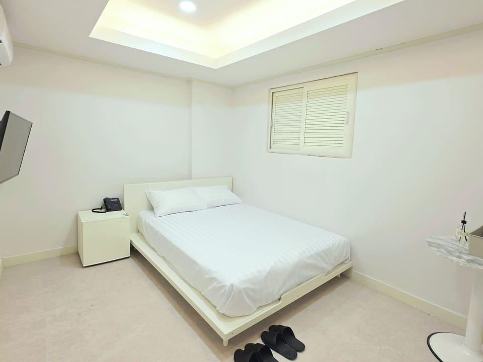 Standard Double Room | Laptop workspace, free WiFi