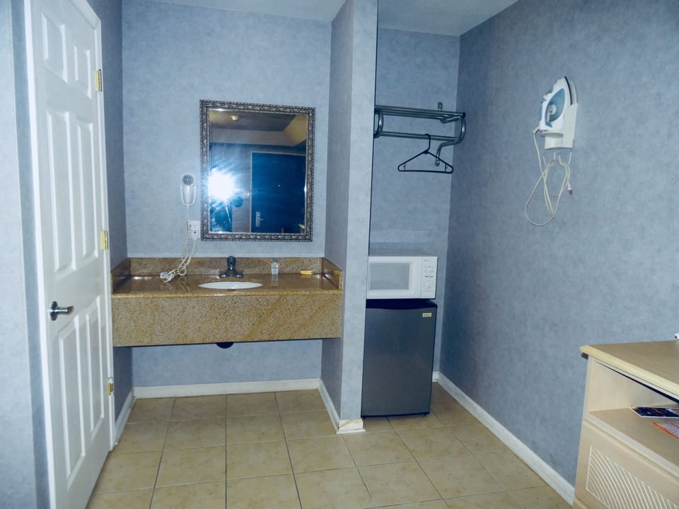 Room, 1 King Bed | WiFi (free)