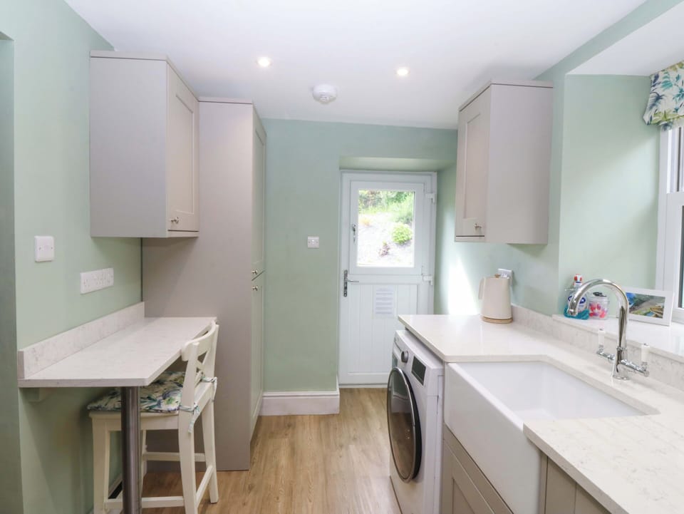 Fridge, dishwasher, cookware/dishes/utensils