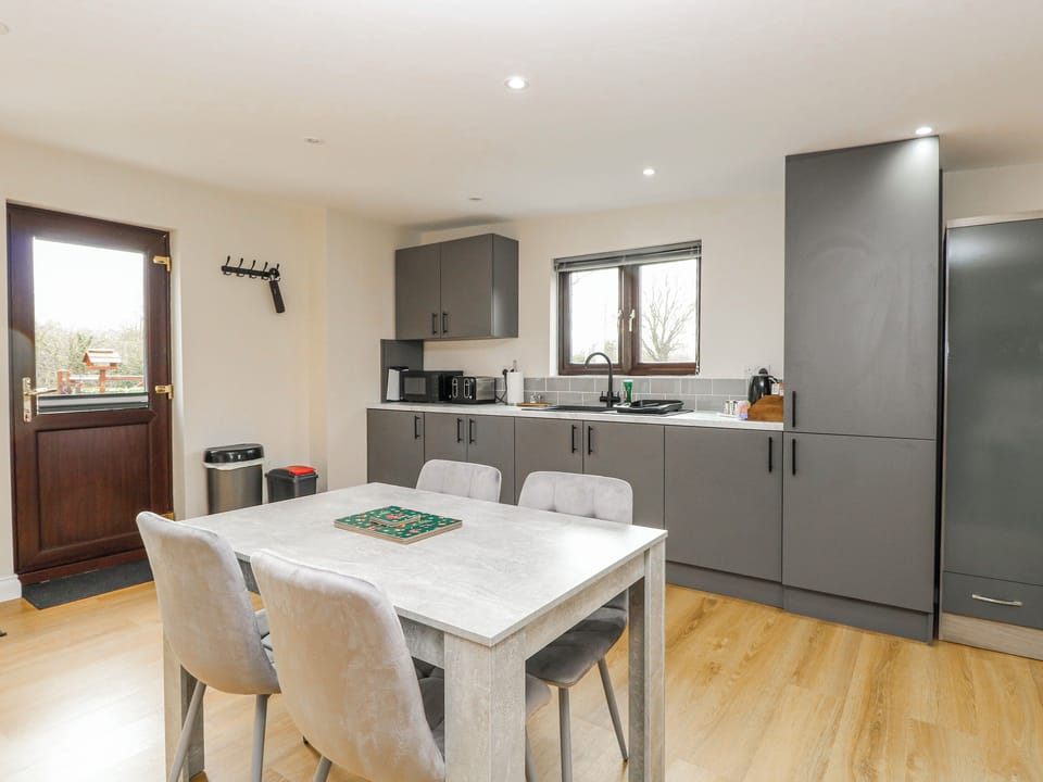 Cottage | Dining