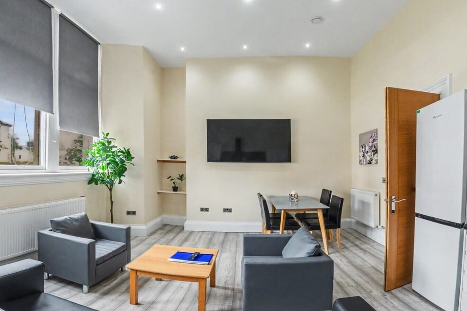 lounge-250616-125019-Pano-Edit