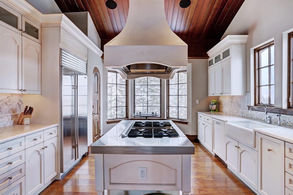 Make a delicious meal in the kitchen.