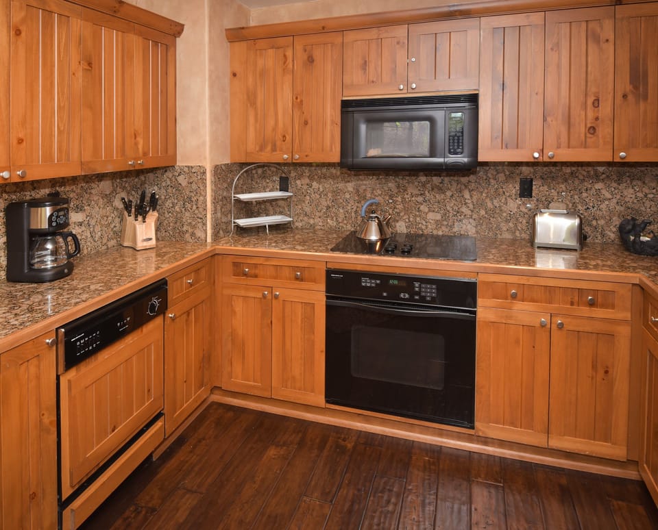Prepare meals in the fully equipped kitchen and enjoy them together at the dining table.