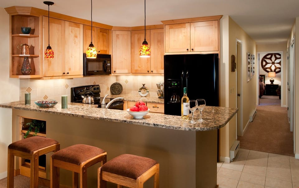 Prepare meals in the fully equipped kitchen and enjoy them together at the dining table or breakfast bar.