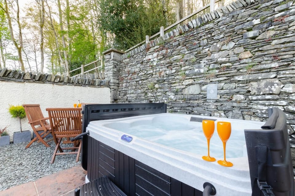 Outdoor spa tub