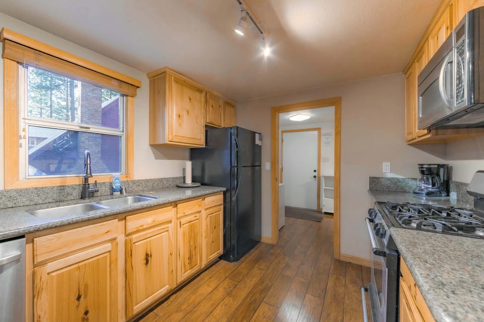 The spacious eat-in kitchen is well equipped for an unforgettable getaway​