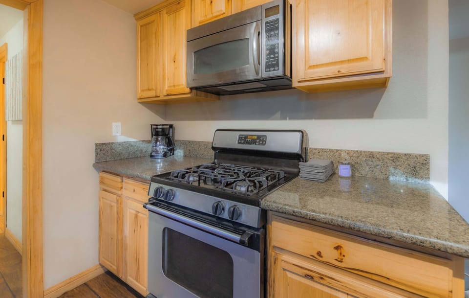 The spacious eat-in kitchen is well equipped for an unforgettable getaway​